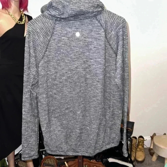 EUC Lululemon pullover mock neck - Picture 5 of 6